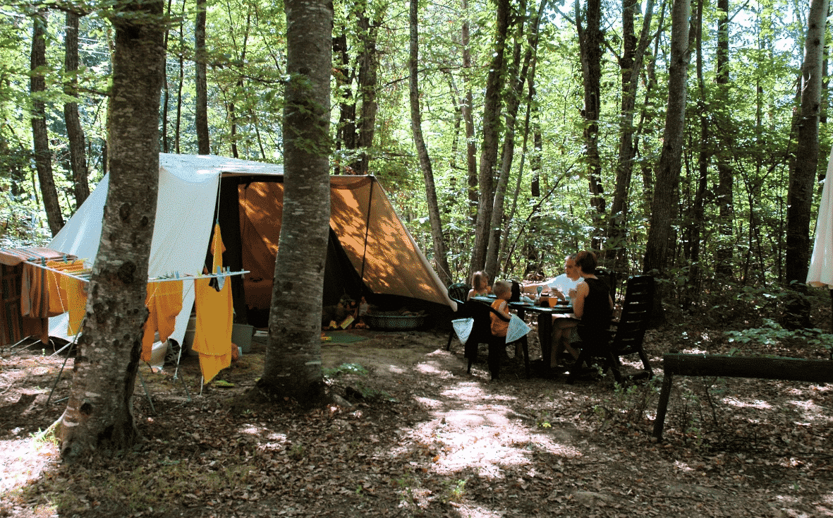 Pile De Bois De Chauffage Dans Le Tourisme De Camping, Loisirs En Dehors Du  Camping Et Concept De Voyage